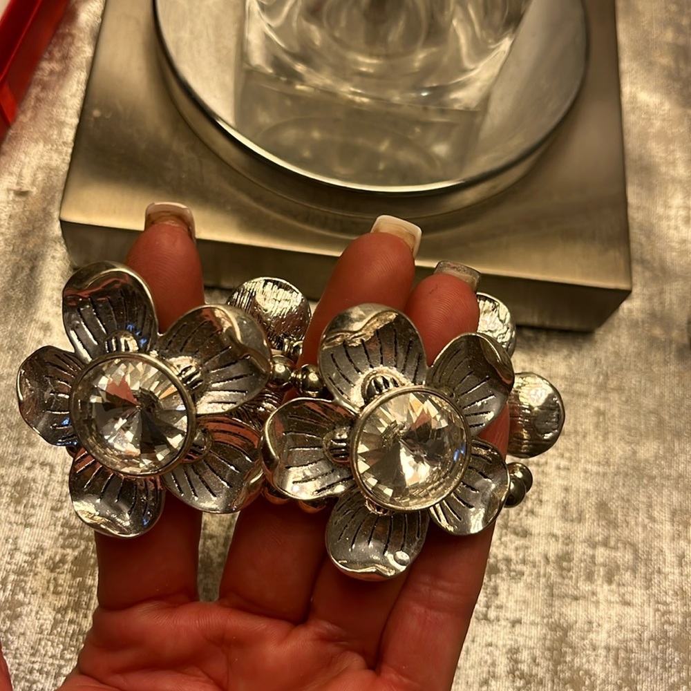 Silver floral stretchy bracelet with rhinestones in the middle of the flower